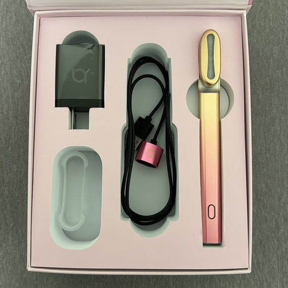 Laduora Velve Pro Anti-aging and Acne Skincare Wand - Picture 2 of 12